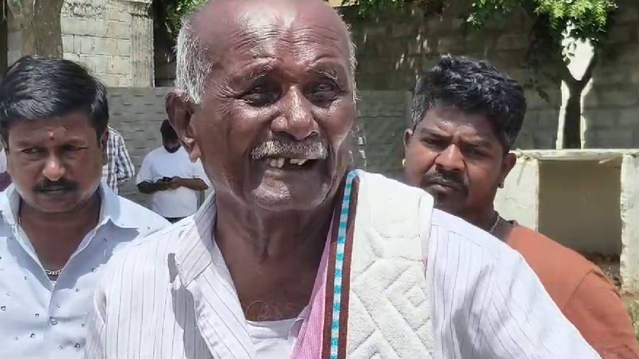 ಜೀವಂತ ವ್ಯಕ್ತಿಯ ನಕಲಿ ಡೆತ್ ಸರ್ಟಿಫಿಕೇಟ್ ಸೃಷ್ಟಿಸಿ ಜಮೀನು ಕಬಳಿಕೆ: ಪತ್ನಿ ಸಮಾಧಿ ಮುಂದೆ ನಿಂತು ಗೋಳಾಡಿದ ರೈತ ಜೀವಂತ ವ್ಯಕ್ತಿಯ ನಕಲಿ ಡೆತ್ ಸರ್ಟಿಫಿಕೇಟ್ ಸೃಷ್ಟಿಸಿ ಜಮೀನು ಕಬಳಿಕೆ: ಪತ್ನಿ ಸಮಾಧಿ ಮುಂದೆ ನಿಂತು ಗೋಳಾಡಿದ ರೈತ