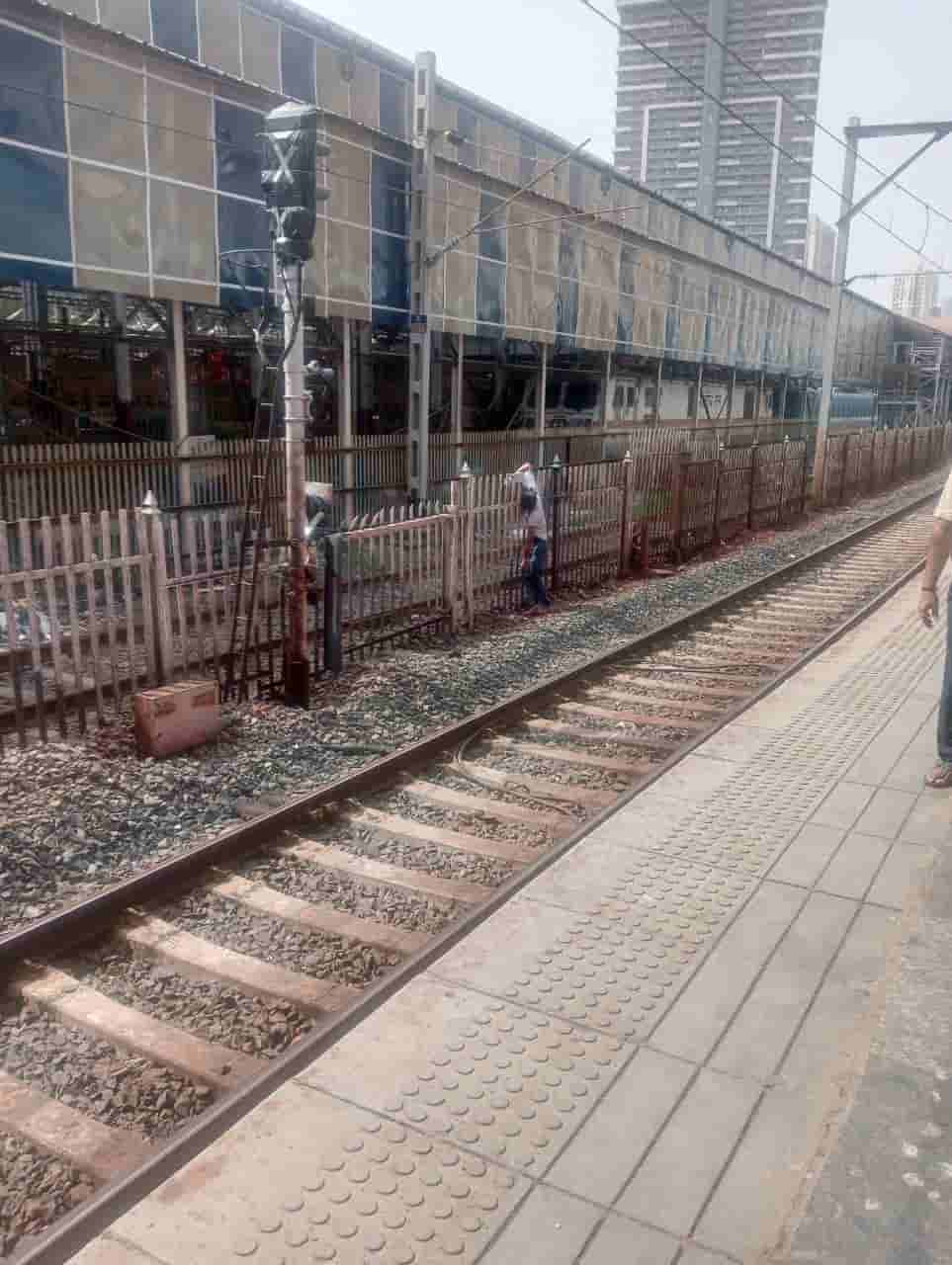 ಮುಂಬೈ: ರೈಲು ಇಳಿಯುವಾಗ ಕಬ್ಬಿಣದ ಬೇಲಿಯಲ್ಲಿ ಕುತ್ತಿಗೆ ಸಿಲುಕಿ ವ್ಯಕ್ತಿ ಸಾವು