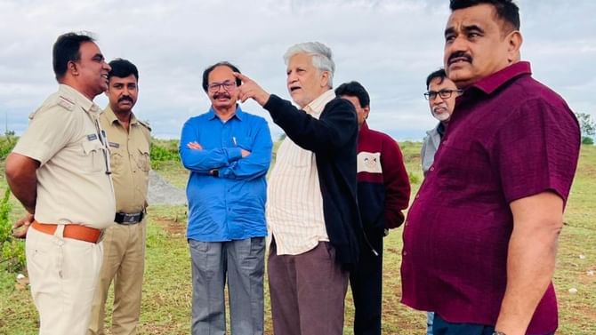 ಚಿತ್ರನಗರಿಗೆ ಚಾಲನೆ, ಮೈಸೂರಿನಲ್ಲಿ ಸ್ಥಳ ವೀಕ್ಷಿಸಿದ ಹಿರಿಯ ನಿರ್ದೇಶಕರು ಚಿತ್ರನಗರಿಗೆ ಚಾಲನೆ, ಮೈಸೂರಿನಲ್ಲಿ ಸ್ಥಳ ವೀಕ್ಷಿಸಿದ ಹಿರಿಯ ನಿರ್ದೇಶಕರು