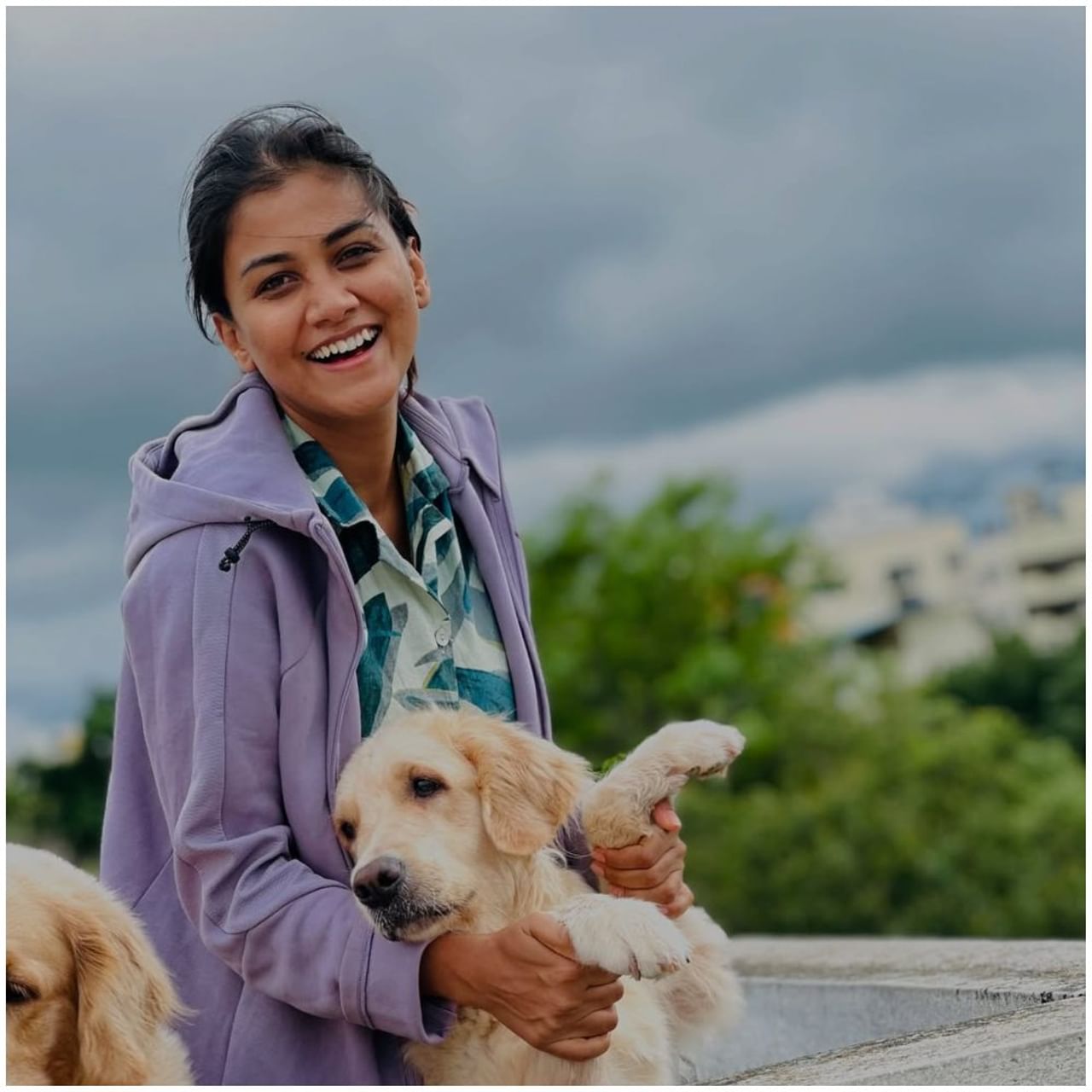 ಗೌತಮಿ ಜಾಧವ್ ಅವರು ಸದಾ ನಗು ಮೊಗದಲ್ಲಿ ಇರುತ್ತಾರೆ. ಪಾಸಿಟಿವಿಟಿ ಹಂಚಲು ಅವರು ಯಾವಾಗಲೂ ಬಯಸುತ್ತಾರೆ. ಸೋಶಿಯಲ್ ಮೀಡಿಯಾದಲ್ಲಿ ಆ್ಯಕ್ಟೀವ್ ಆಗಿರೋ ಅವರು ಆಗಾಗ ತಮ್ಮ ನೆಚ್ಚಿನ ಶ್ವಾನಗಳ ಜೊತೆ ಇರೋ ಫೋಟೋಗಳನ್ನು ಹಂಚಿಕೊಳ್ಳುತ್ತಾರೆ.