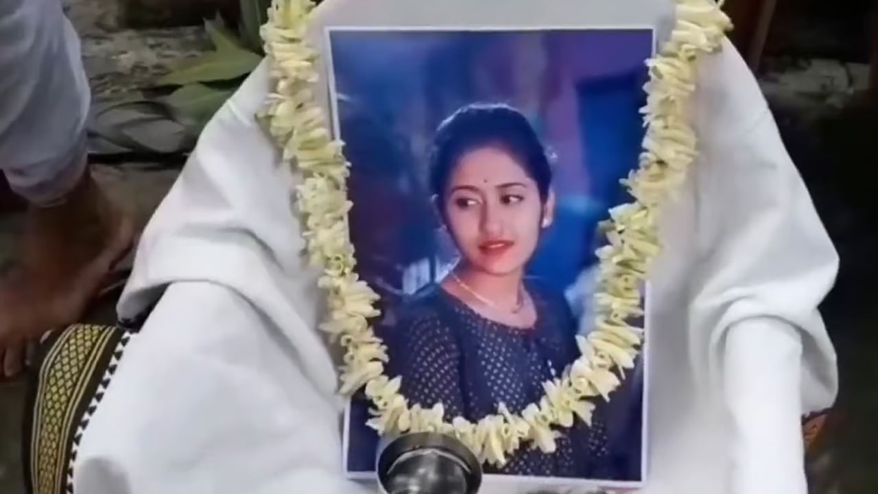 ಬೇರೆ ಧರ್ಮದವನನ್ನು ಮದುವೆಯಾದ ಮಗಳ ಶ್ರಾದ್ಧ ಮಾಡಿದ ಅಪ್ಪ-ಅಮ್ಮ! ಬೇರೆ ಧರ್ಮದವನನ್ನು ಮದುವೆಯಾದ ಮಗಳ ಶ್ರಾದ್ಧ ಮಾಡಿದ ಅಪ್ಪ-ಅಮ್ಮ!