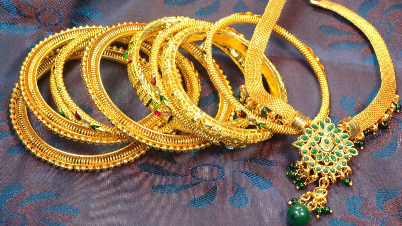 Gold Rate Today Bangalore: ಚಿನ್ನದ ಬೆಲೆ ಇಂದು ಮಂಗಳವಾರವೂ ಕುಸಿತ; ಇಲ್ಲಿದೆ ದರಪಟ್ಟಿ Gold Rate Today Bangalore: ಚಿನ್ನದ ಬೆಲೆ ಇಂದು ಮಂಗಳವಾರವೂ ಕುಸಿತ; ಇಲ್ಲಿದೆ ದರಪಟ್ಟಿ