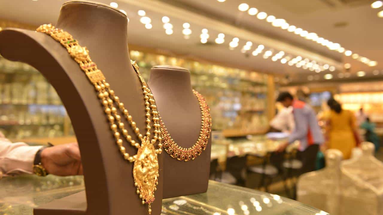Gold Shopping: ವಾರದ ಯಾವ ದಿನ ಚಿನ್ನ ಖರೀದಿಸಿದರೆ ಒಳ್ಳೆಯದು ಗೊತ್ತಾ? Gold Shopping: ವಾರದ ಯಾವ ದಿನ ಚಿನ್ನ ಖರೀದಿಸಿದರೆ ಒಳ್ಳೆಯದು ಗೊತ್ತಾ?