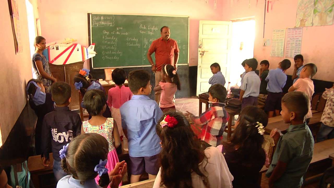 ದಾಖಲಾತಿ ಹೆಚ್ಚಳಕ್ಕೆ ಸರ್ಕಾರಿ ಶಾಲೆ ಶಿಕ್ಷಕ ವಿನೂತನ ಪ್ರಯೋಗ: 1 ಸಾವಿರ ರೂ. ಆಫರ್