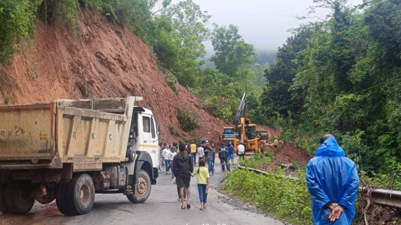 ಪದೇಪದೇ ಗುಡ್ಡ ಕುಸಿತ: ಶೃಂಗೇರಿ-ಮಂಗಳೂರು ರಸ್ತೆ ಸಂಚಾರ ಬಂದ್, ಪರ್ಯಾಯ ಮಾರ್ಗಗಳು ಹೀಗಿವೆ ಪದೇಪದೇ ಗುಡ್ಡ ಕುಸಿತ: ಶೃಂಗೇರಿ-ಮಂಗಳೂರು ರಸ್ತೆ ಸಂಚಾರ ಬಂದ್, ಪರ್ಯಾಯ ಮಾರ್ಗಗಳು ಹೀಗಿವೆ