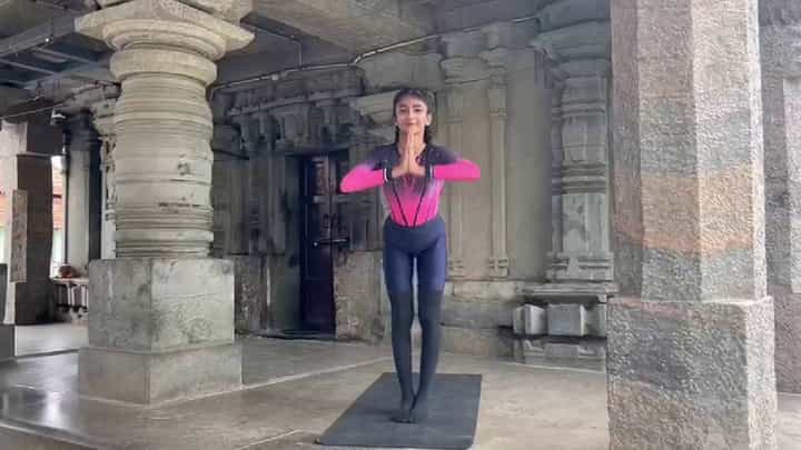 1 ನಿಮಿಷದಲ್ಲಿ 10 ಯೋಗದ ಆಸನ: ವಿಶ್ವ ದಾಖಲೆ ಬರೆದ ಹಾಸನದ ಬಾಲಕಿ 1 ನಿಮಿಷದಲ್ಲಿ 10 ಯೋಗದ ಆಸನ: ವಿಶ್ವ ದಾಖಲೆ ಬರೆದ ಹಾಸನದ ಬಾಲಕಿ