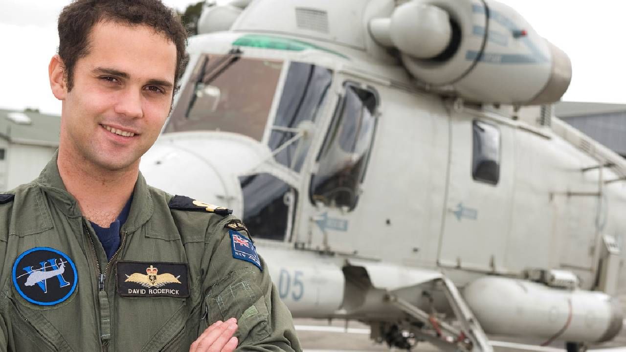 Helicopter Pilot: ಹೆಲಿಕಾಪ್ಟರ್ ಪೈಲಟ್ ಆಗುವುದು ಹೇಗೆ? ಶಿಕ್ಷಣದಿಂದ ಸಂಬಳದವರೆಗಿನ ಮಾಹಿತಿ