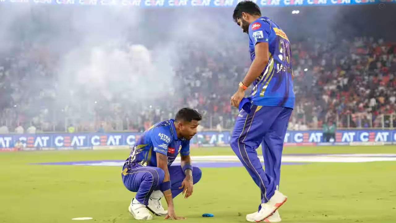ಈ ವೇಳೆ ಹಾರ್ದಿಕ್ ಪಾಂಡ್ಯ ಅವರನ್ನು ಸಮಾಧಾನಪಡಿಸಲು ಜಸ್ಪ್ರೀತ್ ಬುಮ್ರಾ ಸೇರಿದಂತೆ ಸಹ ಆಟಗಾರರು ಶ್ರಮಿಸಿದರು. ಇದಾಗ್ಯೂ ಭಾವುಕರಾಗಿಯೇ ಕಾಣಿಸಿಕೊಂಡ ಪಾಂಡ್ಯ ಅವರು ಕೆಲ ಹೊತ್ತು ಮೈದಾನದಲ್ಲೇ ಕೂತಿದ್ದರು. ಇದೀಗ ಈ ಭಾವುಕ ಕ್ಷಣಗಳ ಫೋಟೋಗಳು ಸೋಷಿಯಲ್ ಮೀಡಿಯಾದಲ್ಲಿ ವೈರಲ್ ಆಗಿದೆ.