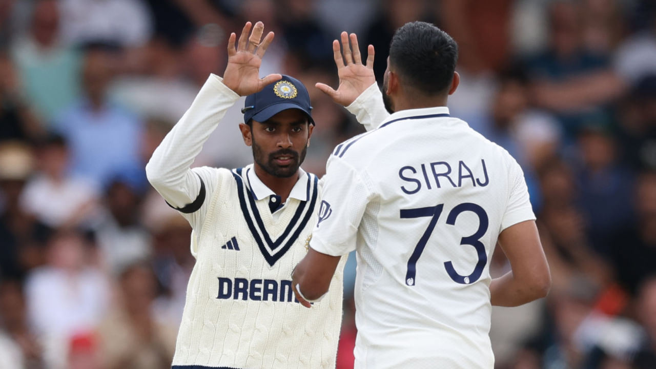 ಮೊಹಮ್ಮದ್ ಸಿರಾಜ್ ಎರಡು ವಿಕೆಟ್ ಪಡೆದರಾದರೂ, ಇಂಗ್ಲೆಂಡ್ ಬ್ಯಾಟ್ಸ್ಮನ್ಗಳ ರನ್ ವೇಗಕ್ಕೆ ಕಡಿವಾಣ ಹಾಕಲು ಸಾಧ್ಯವಾಗಲಿಲ್ಲ. ಮೊಹಮ್ಮದ್ ಸಿರಾಜ್ ಮೊದಲ ಇನ್ನಿಂಗ್ಸ್ನಲ್ಲಿ 27 ಓವರ್ಗಳನ್ನು ಬೌಲ್ ಮಾಡಿ ಬರೋಬ್ಬರಿ 122 ರನ್ಗಳನ್ನು ಬಿಟ್ಟುಕೊಟ್ಟರು.