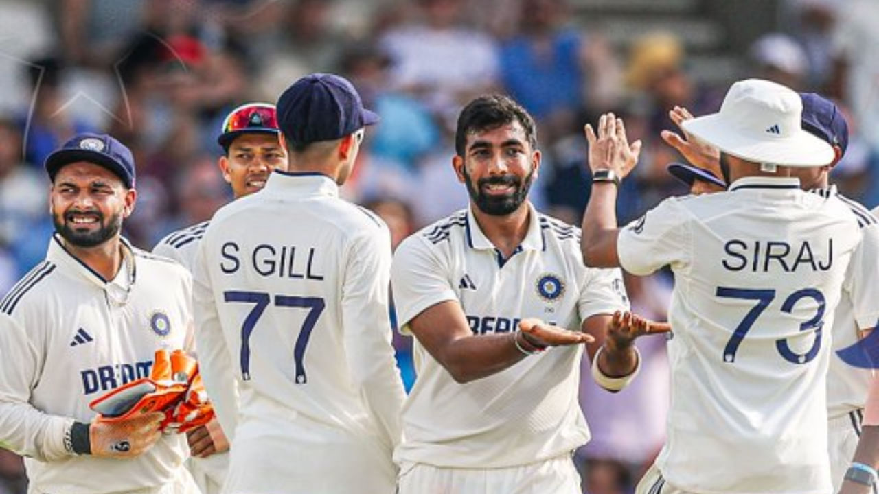 ಮೊಹಮ್ಮದ್ ಸಿರಾಜ್ ಅವರ ಕಳಪೆ ಬೌಲಿಂಗ್ನಿಂದಾಗಿ ಬುಮ್ರಾ ಒತ್ತಡಕ್ಕೆ ಒಳಗಾಗಿದ್ದರು. ಮತ್ತೊಂದೆಡೆ, ಪ್ರಸಿದ್ಧ್ ಕೃಷ್ಣ ಕೂಡ ವಿಕೆಟ್ ಪಡೆದರೂ ಅಷ್ಟೊಂದು ಪರಿಣಾಮಕಾರಿಯಾಗಿರಲಿಲ್ಲ. ಮೊದಲ ಇನ್ನಿಂಗ್ಸ್ನಲ್ಲಿ 20 ಓವರ್ಗಳನ್ನು ಬೌಲ್ ಮಾಡಿದ ಪ್ರಸಿದ್ಧ್ 3 ವಿಕೆಟ್ ಪಡೆದರಾದರೂ 128 ರನ್ಗಳನ್ನು ಬಿಟ್ಟುಕೊಟ್ಟರು.