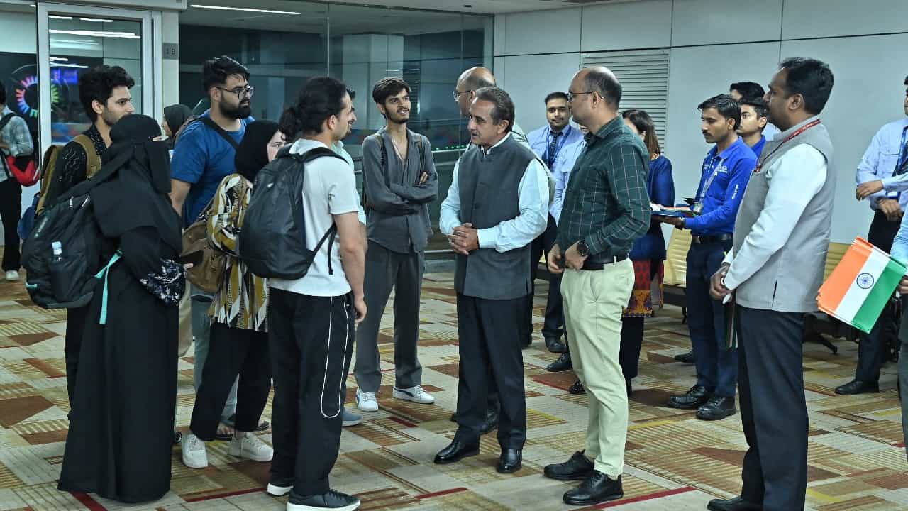 Israel-Iran Conflict: ಭಾರತಕ್ಕೆ ಇರಾನ್ ವಾಯುಪ್ರದೇಶ ಓಪನ್; ಇಂದು ದೆಹಲಿಗೆ ಮರಳಲಿದ್ದಾರೆ 1,000 ಭಾರತೀಯ ವಿದ್ಯಾರ್ಥಿಗಳು Israel-Iran Conflict: ಭಾರತಕ್ಕೆ ಇರಾನ್ ವಾಯುಪ್ರದೇಶ ಓಪನ್; ಇಂದು ದೆಹಲಿಗೆ ಮರಳಲಿದ್ದಾರೆ 1,000 ಭಾರತೀಯ ವಿದ್ಯಾರ್ಥಿಗಳು