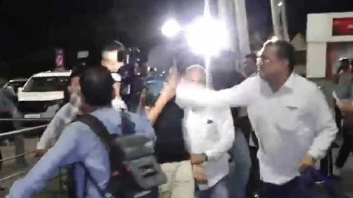Video: ರಾಜಾ ರಘುವಂಶಿ ಕೊಲೆ ಆರೋಪಿಗೆ ಏರ್ಪೋರ್ಟ್ನಲ್ಲಿ ಪ್ರಯಾಣಿಕರಿಂದ ಕಪಾಳಮೋಕ್ಷ Video: ರಾಜಾ ರಘುವಂಶಿ ಕೊಲೆ ಆರೋಪಿಗೆ ಏರ್ಪೋರ್ಟ್ನಲ್ಲಿ ಪ್ರಯಾಣಿಕರಿಂದ ಕಪಾಳಮೋಕ್ಷ