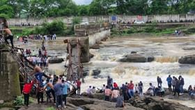 ಪುಣೆ: ಇಂದ್ರಯಾಣಿ ಸೇತುವೆ ಕುಸಿದು 25ರಿಂದ 30 ಪ್ರವಾಸಿಗರು ನೀರುಪಾಲು