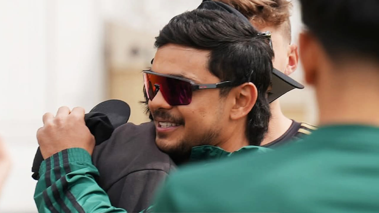 ಇಶಾನ್ ಕಿಶನ್ ಅವರ ಈ ಸ್ಫೋಟಕ ಬ್ಯಾಟಿಂಗ್ ನೆರವಿನಿಂದ ನಾಟಿಂಗ್ಹ್ಯಾಮ್ಶೈರ್ ತಂಡವು ಮೊದಲ ದಿನದಾಟದ ಅಂತ್ಯಕ್ಕೆ 6 ವಿಕೆಟ್ ಕಳೆದುಕೊಂಡು 298 ರನ್ ಕಲೆಹಾಕಿದೆ. ಸದ್ಯ ಕ್ರೀಸ್ನಲ್ಲಿ ಇಶಾನ್ ಕಿಶನ್ ಹಾಗೂ ಲಿಯಾಮ್ ಪೀಟರ್ಸನ್ ಬ್ಯಾಟಿಂಗ್ ಕಾಯ್ದುಕೊಂಡಿದ್ದು, 2ನೇ ದಿನದಾಟಲ್ಲಿ ಬ್ಯಾಟಿಂಗ್ ಮುಂದುವರೆಸಲಿದ್ದಾರೆ.