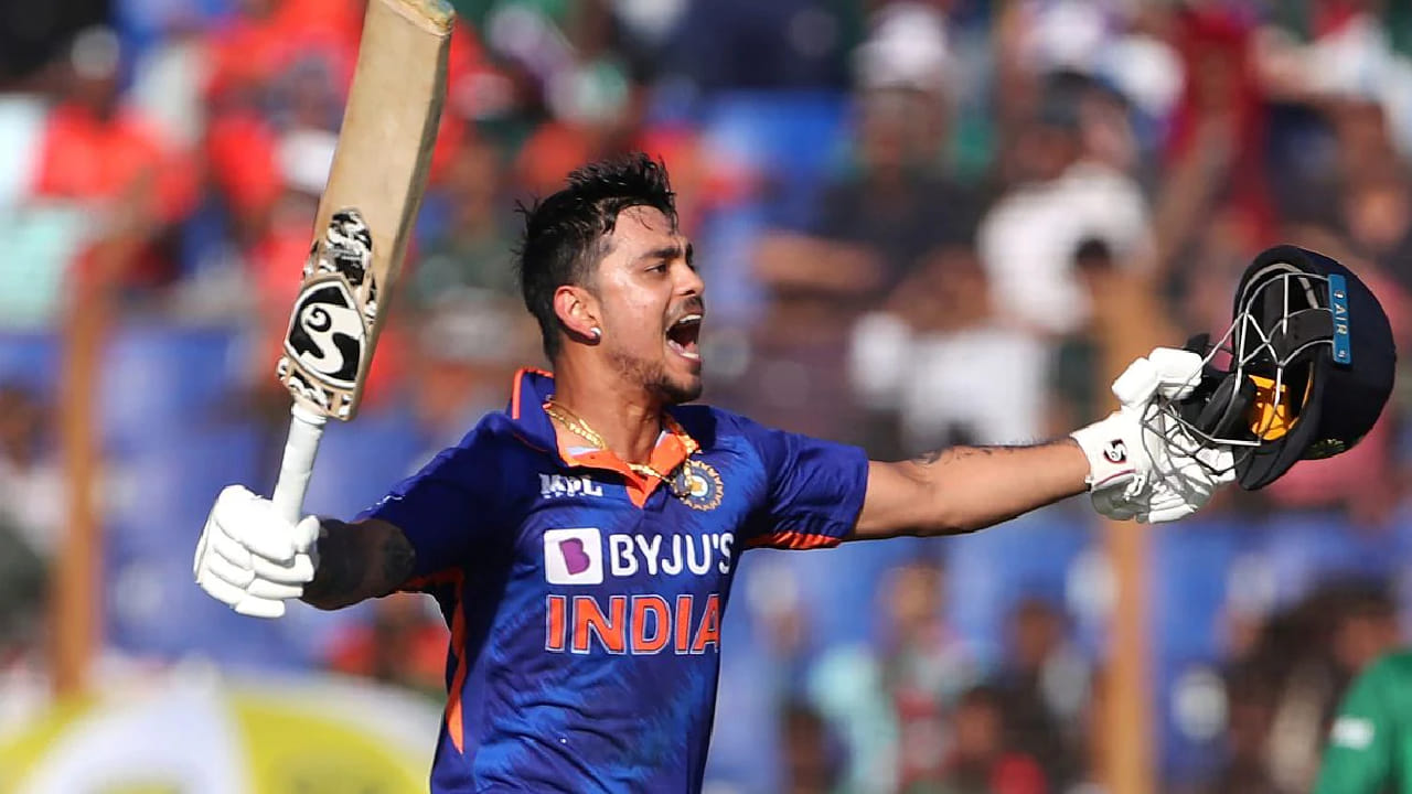 ಇಶಾನ್ ಕಿಶನ್ ಟೀಮ್ ಇಂಡಿಯಾ ಪರ ಕೊನೆಯ ಬಾರಿಗೆ ಕಾಣಿಸಿಕೊಂಡಿದ್ದು 2023 ರಲ್ಲಿ. 2023ರ ಏಕದಿನ ವಿಶ್ವಕಪ್ ಬಳಿಕ ಅಶಿಸ್ತಿನ ಕಾರಣ ಭಾರತ ತಂಡದಿಂದ ಹೊರಬಿದ್ದಿದ್ದ ಯುವ ದಾಂಡಿಗನಿಗೆ ಮತ್ತೆ ಅವಕಾಶ ಸಿಕ್ಕಿಲ್ಲ. ಇದೀಗ ಇಂಗ್ಲೆಂಡ್ನಲ್ಲಿ ಕೌಂಟಿ ಪಂದ್ಯಗಳನ್ನಾಡುವ ಮೂಲಕ ಮತ್ತೊಮ್ಮೆ ಟೀಮ್ ಇಂಡಿಯಾದ ಕದ ತಟ್ಟುವ ವಿಶ್ವಾಸದಲ್ಲಿದ್ದಾರೆ.