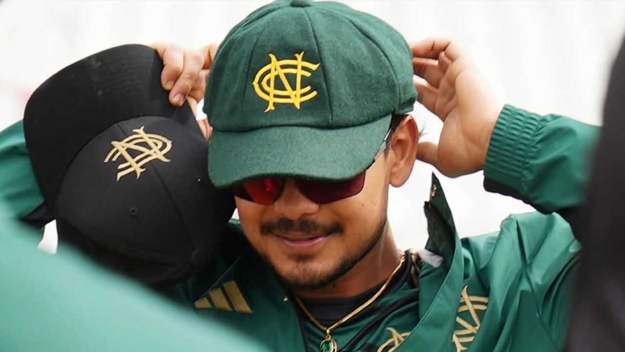 ಕೌಂಟಿ ಚಾಂಪಿಯನ್ಶಿಪ್ ಡಿವಿಷನ್ ಒನ್ 2025 ರ 40ನೇ ಪಂದ್ಯದ ಮೂಲಕ ಇಶಾನ್ ಕಿಶನ್ ನಾಟಿಂಗ್ಹ್ಯಾಮ್ಶೈರ್ ಪರ ಪಾದಾರ್ಪಣೆ ಮಾಡಿದ್ದಾರೆ. ಯಾರ್ಕ್ಶೈರ್ ವಿರುದ್ಧದ ಈ ಪಂದ್ಯದಲ್ಲಿ 6ನೇ ಕ್ರಮಾಂಕದಲ್ಲಿ ಕಣಕ್ಕಿಳಿದಿರುವ ಇಶಾನ್ ಮೊದಲ ಇನಿಂಗ್ಸ್ನಲ್ಲಿ 53 ಎಸೆತಗಳಲ್ಲಿ 6 ಫೋರ್ಗಳೊಂದಿಗೆ ಅಜೇಯ 44 ರನ್ ಕಲೆಹಾಕಿದ್ದಾರೆ.