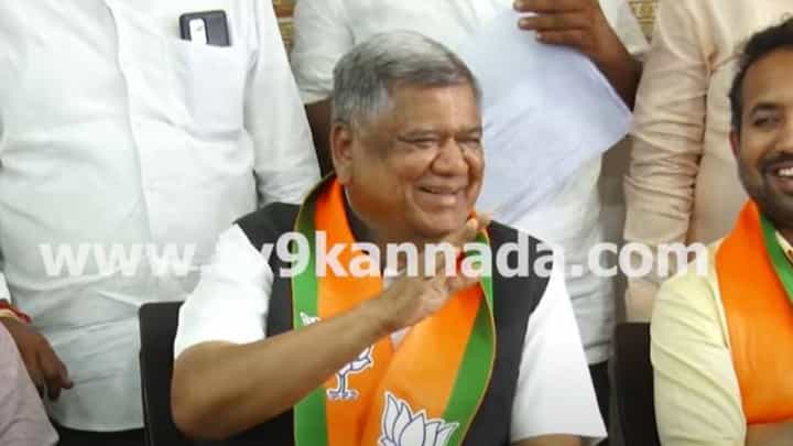 ಕಲಬುರಗಿ ಪತ್ರಕರ್ತರ ಪ್ರಶ್ನೆಗಳಿಗೆ ಉತ್ತರಿಸಲಾಗದ ಜಗದೀಶ್ ಶೆಟ್ಟರ್ ನಗುವಿನಲ್ಲಿ ಅವುಗಳನ್ನು ತೇಲಿಸಿದರು! ಕಲಬುರಗಿ ಪತ್ರಕರ್ತರ ಪ್ರಶ್ನೆಗಳಿಗೆ ಉತ್ತರಿಸಲಾಗದ ಜಗದೀಶ್ ಶೆಟ್ಟರ್ ನಗುವಿನಲ್ಲಿ ಅವುಗಳನ್ನು ತೇಲಿಸಿದರು!