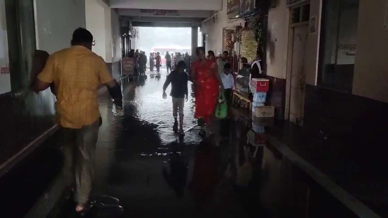 ಭಾರಿ ಮಳೆಗೆ ಜಮಖಂಡಿ ಬಸ್ ನಿಲ್ದಾಣದೊಳಗೆ ನುಗ್ಗಿದ ನೀರು