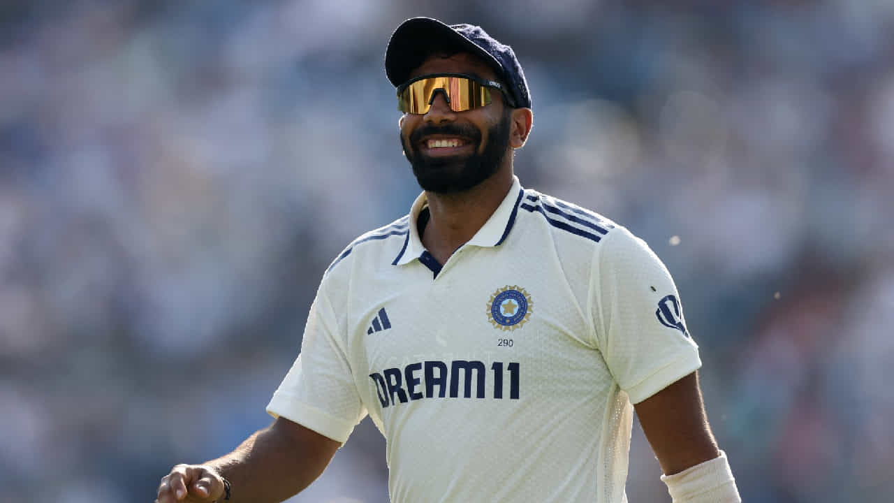 ಲೀಡ್ಸ್ನ ಹೆಡಿಂಗ್ಲೆ ಸ್ಟೇಡಿಯಂನಲ್ಲಿ ನಡೆಯುತ್ತಿರುವ ಇಂಗ್ಲೆಂಡ್ ವಿರುದ್ಧದ ಮೊದಲ ಟೆಸ್ಟ್ ಪಂದ್ಯದ ಮೊದಲ ಇನಿಂಗ್ಸ್ನಲ್ಲೇ ಜಸ್ಪ್ರೀತ್ ಬುಮ್ರಾ (Jasprit Bumrah) ಮಾರಕ ದಾಳಿ ಸಂಘಟಿಸಿದ್ದಾರೆ. ಈ ಪಂದ್ಯದಲ್ಲಿ ಮೊದಲು ಬ್ಯಾಟ್ ಮಾಡಿದ ಟೀಮ್ ಇಂಡಿಯಾ ಯಶಸ್ವಿ ಜೈಸ್ವಾಲ್ (101), ಶುಭ್ಮನ್ ಗಿಲ್ (147) ಹಾಗೂ ರಿಷಭ್ ಪಂತ್ (134) ಅವರ ಶತಕಗಳ ನೆರವಿನೊಂದಿಗೆ ಪ್ರಥಮ ಇನಿಂಗ್ಸ್ನಲ್ಲಿ 471 ರನ್ ಕಲೆಹಾಕಿತು.