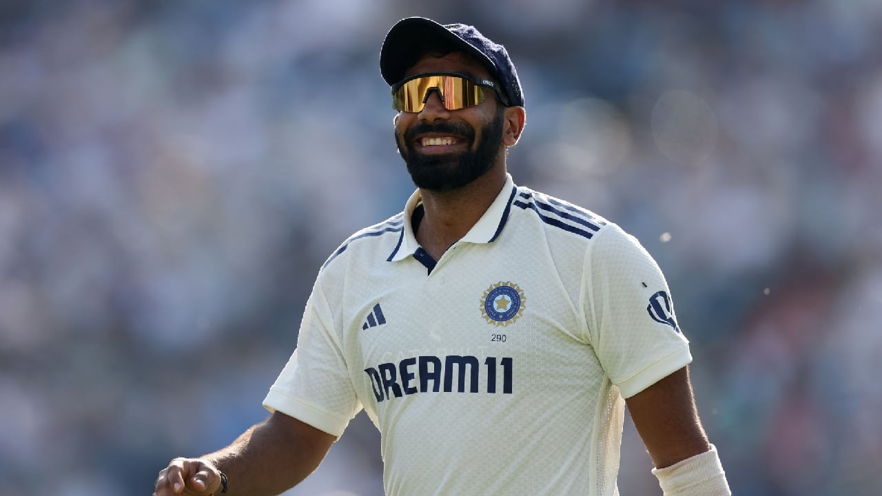 ಲೀಡ್ಸ್ನ ಹೆಡಿಂಗ್ಲೆ ಸ್ಟೇಡಿಯಂನಲ್ಲಿ ನಡೆಯುತ್ತಿರುವ ಇಂಗ್ಲೆಂಡ್ ವಿರುದ್ಧದ ಮೊದಲ ಟೆಸ್ಟ್ ಪಂದ್ಯದ ಮೊದಲ ಇನಿಂಗ್ಸ್ನಲ್ಲೇ ಜಸ್ಪ್ರೀತ್ ಬುಮ್ರಾ (Jasprit Bumrah) ಮಾರಕ ದಾಳಿ ಸಂಘಟಿಸಿದ್ದಾರೆ. ಈ ಪಂದ್ಯದಲ್ಲಿ ಮೊದಲು ಬ್ಯಾಟ್ ಮಾಡಿದ ಟೀಮ್ ಇಂಡಿಯಾ ಯಶಸ್ವಿ ಜೈಸ್ವಾಲ್ (101), ಶುಭ್ಮನ್ ಗಿಲ್ (147) ಹಾಗೂ ರಿಷಭ್ ಪಂತ್ (134) ಅವರ ಶತಕಗಳ ನೆರವಿನೊಂದಿಗೆ ಪ್ರಥಮ ಇನಿಂಗ್ಸ್ನಲ್ಲಿ 471 ರನ್ ಕಲೆಹಾಕಿತು.