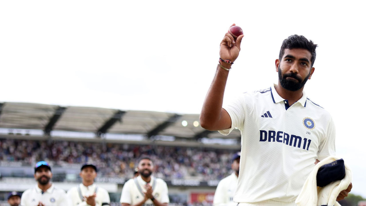 ಇನ್ನೊಂದೆಡೆ ಏಕಾಂಗಿಯಾಗಿ ಇಂಗ್ಲೆಂಡ್ ದಾಂಡಿಗರನ್ನು ಕಾಡಿದ ಜಸ್​ಪ್ರೀತ್ ಬುಮ್ರಾ 24.4 ಕೇವಲ 83 ರನ್ ನೀಡಿ 5 ವಿಕೆಟ್ ಕಬಳಿಸಿದರು. ಈ ಮೂಲಕ ಇಂಗ್ಲೆಂಡ್ ತಂಡವನ್ನು ಮೊದಲ ಇನಿಂಗ್ಸ್​​​ನಲ್ಲಿ 465 ರನ್​​ಗಳಿಗೆ ಆಲೌಟ್ ಮಾಡುವಲ್ಲಿ ಯಶಸ್ವಿಯಾದರು. ಇದರೊಂದಿಗೆ ಟೀಮ್ ಇಂಡಿಯಾ ಮೊದಲ ಇನಿಂಗ್ಸ್​​ನಲ್ಲಿ 6 ರನ್​​ಗಳ ಮುನ್ನಡೆ ಪಡೆದುಕೊಂಡಿದೆ.