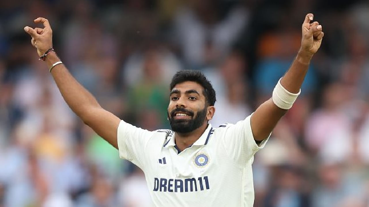 ಇದೀಗ ಈ ದಾಖಲೆ ಮುರಿಯುವಲ್ಲಿ ಜಸ್ಪ್ರೀತ್ ಬುಮ್ರಾ ಯಶಸ್ವಿಯಾಗಿದ್ದಾರೆ. ಸೌತ್ ಆಫ್ರಿಕಾ, ಇಂಗ್ಲೆಂಡ್, ನ್ಯೂಝಿಲೆಂಡ್ ಹಾಗೂ ಆಸ್ಟ್ರೇಲಿಯಾದಲ್ಲಿ ಈವರೆಗೆ 60 ಇನಿಂಗ್ಸ್ ಆಡಿರುವ ಬುಮ್ರಾ 148 ವಿಕೆಟ್ಗಳನ್ನು ಕಬಳಿಸಿದ್ದಾರೆ. ಈ ಮೂಲಕ ಸೇನಾ ದೇಶಗಳಲ್ಲಿ ಅತ್ಯಧಿಕ ವಿಕೆಟ್ ಪಡೆದ ಏಷ್ಯಾದ ಬೌಲರ್ ಎಂಬ ಹಿರಿಮೆಯನ್ನು ತಮ್ಮದಾಗಿಸಿಕೊಂಡಿದ್ದಾರೆ.