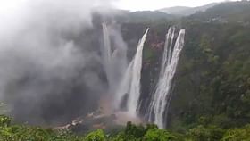 ಧುಮ್ಮುಕ್ಕುತ್ತಿರುವ ವಿಶ್ವ ವಿಖ್ಯಾತ ಜಲಪಾತ, ಜೋಗದ ಸಿರಿಯ ನಯನ ಮನೋಹರ ದೃಶ್ಯ ಧುಮ್ಮುಕ್ಕುತ್ತಿರುವ ವಿಶ್ವ ವಿಖ್ಯಾತ ಜಲಪಾತ, ಜೋಗದ ಸಿರಿಯ ನಯನ ಮನೋಹರ ದೃಶ್ಯ