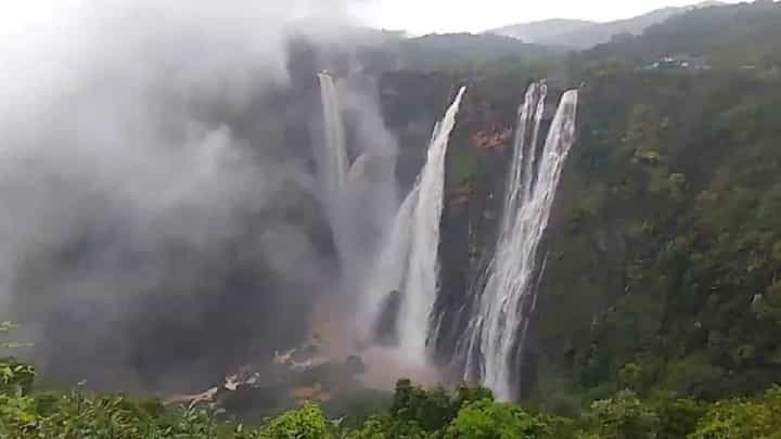 ಧುಮ್ಮುಕ್ಕುತ್ತಿರುವ ವಿಶ್ವ ವಿಖ್ಯಾತ ಜಲಪಾತ, ಜೋಗದ ಸಿರಿಯ ನಯನ ಮನೋಹರ ದೃಶ್ಯ ಧುಮ್ಮುಕ್ಕುತ್ತಿರುವ ವಿಶ್ವ ವಿಖ್ಯಾತ ಜಲಪಾತ, ಜೋಗದ ಸಿರಿಯ ನಯನ ಮನೋಹರ ದೃಶ್ಯ