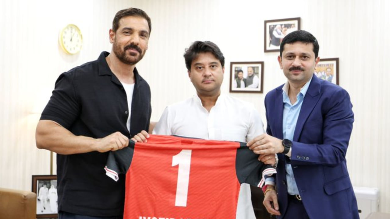 ಜ್ಯೋತಿರಾದಿತ್ಯ ಸಿಂಧಿಯಾರನ್ನು ಭೇಟಿಯಾದ ನಾರ್ತ್‌ಈಸ್ಟ್ ಯುನೈಟೆಡ್ ಕ್ಲಬ್ ಮಾಲೀಕ ಜಾನ್ ಅಬ್ರಾಹಂ