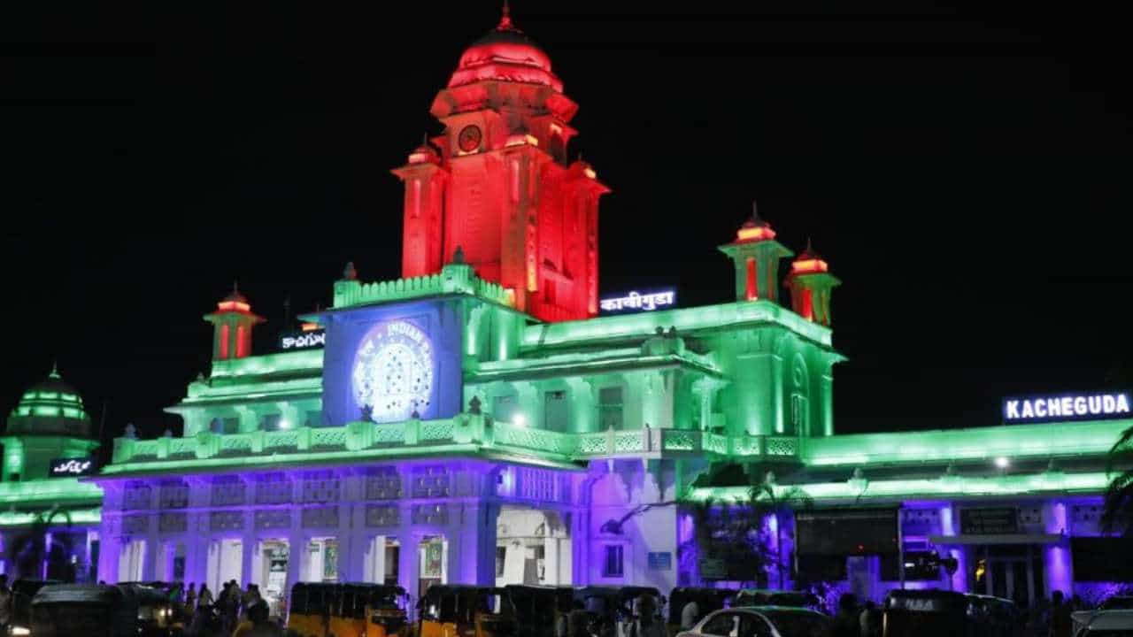 ಶತಮಾನಗಳಷ್ಟು ಹಳೆಯದಾದ ಕಾಚಿಗುಡ ರೈಲು ನಿಲ್ದಾಣಕ್ಕೆ ಶಾಶ್ವತ ವಿದ್ಯುತ್ ದೀಪಾಲಂಕಾರ: ಸೋಮವಾರ ಲೋಕಾರ್ಪಣೆ ಶತಮಾನಗಳಷ್ಟು ಹಳೆಯದಾದ ಕಾಚಿಗುಡ ರೈಲು ನಿಲ್ದಾಣಕ್ಕೆ ಶಾಶ್ವತ ವಿದ್ಯುತ್ ದೀಪಾಲಂಕಾರ: ಸೋಮವಾರ ಲೋಕಾರ್ಪಣೆ