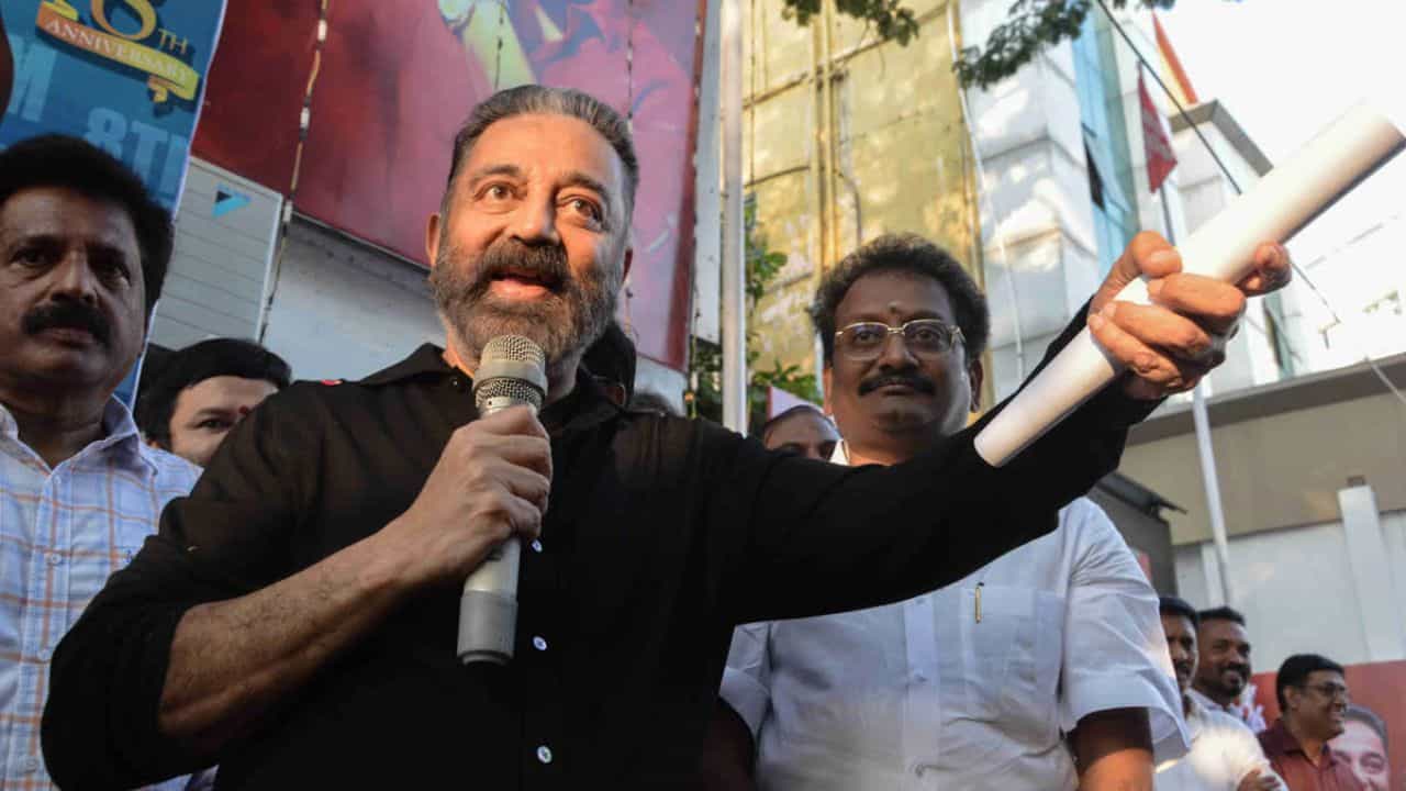 ಕನ್ನಡಿಗರಿಂದ ವಿರೋಧ, ಆ ಮೂರು ಪದ ಹೇಳಿ ತಮಿಳರ ಪುಸಲಾಯಿಸಲು ಕಮಲ್ ಹಾಸನ್ ಯತ್ನ ಕನ್ನಡಿಗರಿಂದ ವಿರೋಧ, ಆ ಮೂರು ಪದ ಹೇಳಿ ತಮಿಳರ ಪುಸಲಾಯಿಸಲು ಕಮಲ್ ಹಾಸನ್ ಯತ್ನ