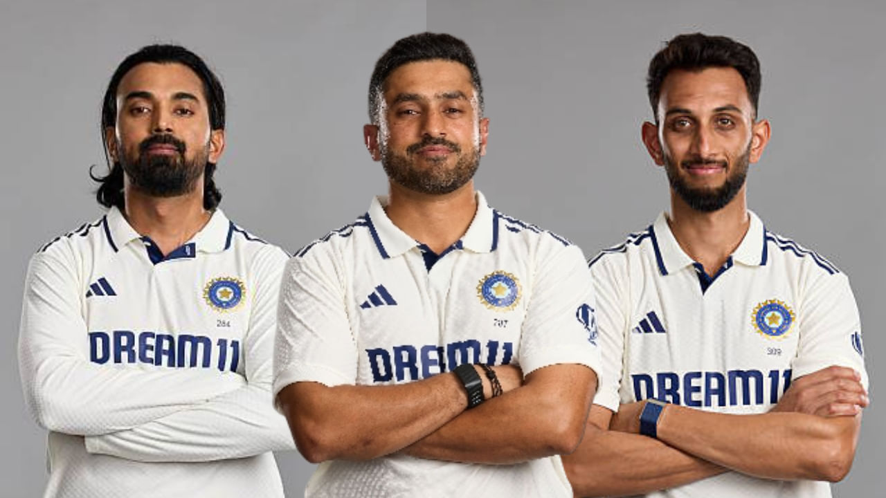 ಅಂದರೆ ಭಾರತದ ಪರ ಟೆಸ್ಟ್ ಕ್ರಿಕೆಟ್​ನಲ್ಲಿ ಬರೋಬ್ಬರಿ 23 ವರ್ಷಗಳ ಬಳಿಕ ಮೂವರು ಕನ್ನಡಿಗರು ಜೊತೆಯಾಗಿ ಕಣಕ್ಕಿಳಿದಿದ್ದಾರೆ. ಲೀಡ್ಸ್​ನಲ್ಲಿ ನಡೆಯುತ್ತಿರುವ ಇಂಗ್ಲೆಂಡ್ ವಿರುದ್ಧದ ಮೊದಲ ಟೆಸ್ಟ್ ಪಂದ್ಯದ ಪ್ಲೇಯಿಂಗ್ ಇಲೆವೆನ್​ನಲ್ಲಿ ಕರ್ನಾಟಕದ ಕೆಎಲ್ ರಾಹುಲ್, ಕರುಣ್ ನಾಯರ್ ಹಾಗೂ ಪ್ರಸಿದ್ಧ್ ಕೃಷ್ಣ ಸ್ಥಾನ ಪಡೆದಿದ್ದು, ಈ ಮೂಲಕ 2 ದಶಕಗಳ ಬಳಿಕ ಕರುನಾಡ ತ್ರಿಮೂರ್ತಿಗಳು ಟೀಮ್ ಇಂಡಿಯಾ ಪರ ಜೊತೆಯಾಗಿ ಕಣಕ್ಕಿಳಿದಂತಾಗಿದೆ.