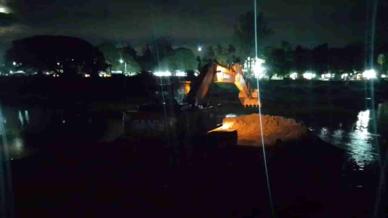 ಮಂಡ್ಯ ಕಾವೇರಿ ಆರತಿ ಕಿಚ್ಚು: ವಿರೋಧದ ಮಧ್ಯೆ ರಾತ್ರೋರಾತ್ರಿ ಕದ್ದು ಮುಚ್ಚಿ ಕಾಮಗಾರಿ