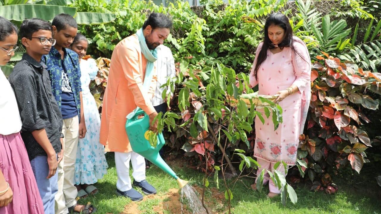 ಗಿಡಗಳನ್ನು ನೆಟ್ಟ ಸಚಿವ ಕಿಶನ್ ರೆಡ್ಡಿ; ಪರಿಸರ ಸಂರಕ್ಷಣೆಗೆ ಗಣಿ ಸಚಿವಾಲಯದ ಪ್ರಯತ್ನಗಳಿವು ಗಿಡಗಳನ್ನು ನೆಟ್ಟ ಸಚಿವ ಕಿಶನ್ ರೆಡ್ಡಿ; ಪರಿಸರ ಸಂರಕ್ಷಣೆಗೆ ಗಣಿ ಸಚಿವಾಲಯದ ಪ್ರಯತ್ನಗಳಿವು