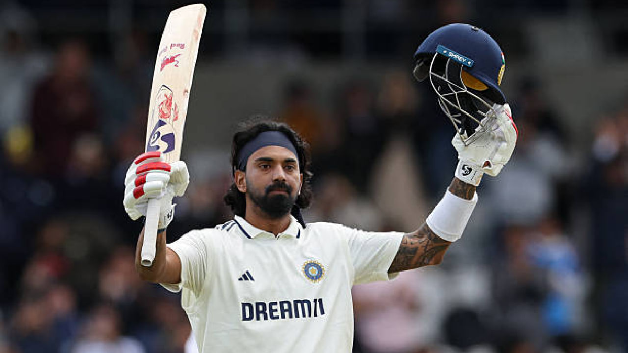 ಇನ್ನು ಈ ಪಂದ್ಯದಲ್ಲಿ 247 ಎಸೆತಗಳನ್ನು ಎದುರಿಸಿದ ಕೆಎಲ್ ರಾಹುಲ್ 18 ಫೋರ್ಗಳೊಂದಿಗೆ 137 ರನ್ ಬಾರಿಸಿದರು. ಈ ಆಕರ್ಷಕದ ಶತಕದ ನೆರವಿನೊಂದಿಗೆ ಟೀಮ್ ಇಂಡಿಯಾ ದ್ವಿತೀಯ ಇನಿಂಗ್ಸ್ನಲ್ಲಿ 364 ರನ್ಗಳಿಸಿ ಆಲೌಟ್ ಆಗಿದೆ. ಈ ಮೂಲಕ ಆತಿಥೇಯ ಇಂಗ್ಲೆಂಡ್ ತಂಡಕ್ಕೆ 371 ರನ್ಗಳ ಗುರಿ ನೀಡಿದೆ.