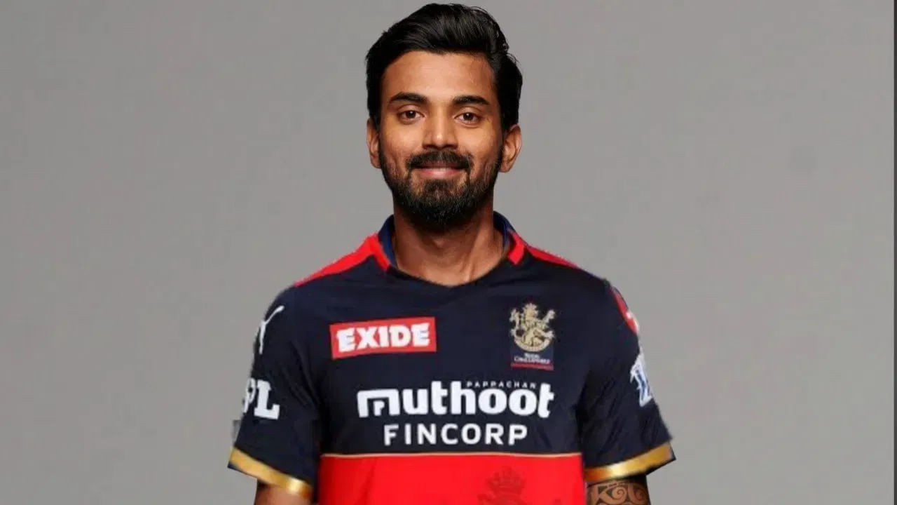 ಕೆಎಲ್ ರಾಹುಲ್ ತಮ್ಮ ಐಪಿಎಲ್ ಕೆರಿಯರ್ ಆರಂಭಿಸಿದ್ದು ರಾಯಲ್ ಚಾಲೆಂಜರ್ಸ್ ಬೆಂಗಳೂರು ಪರ ಕಣಕ್ಕಿಳಿಯುವ ಮೂಲಕ ಎಂಬುದು ವಿಶೇಷ. 2013 ರಲ್ಲಿ ಆರ್ಸಿಬಿ 5 ಪಂದ್ಯಗಳನ್ನಾಡಿದ್ದ ರಾಹುಲ್ ಕೇವಲ 20 ರನ್ ಮಾತ್ರ ಕಲೆಹಾಕಿದ್ದರು. ಹೀಗಾಗಿ ಆರ್ಸಿಬಿ ಫ್ರಾಂಚೈಸಿ ಅವರನ್ನು ತಂಡದಿಂದ ರಿಲೀಸ್ ಮಾಡಿತ್ತು.