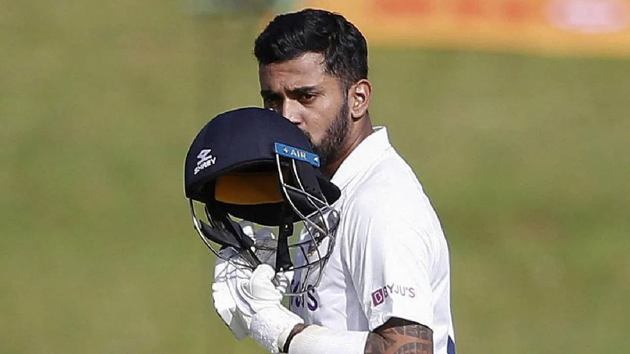 ಹೀಗಾಗಿಯೇ ಆಂಗ್ಲರ ವಿರುದ್ಧ ಟೀಮ್ ಇಂಡಿಯಾ ಸರಣಿ ಗೆಲ್ಲಬೇಕಿದ್ದರೆ ಕನ್ನಡಿಗನ ಪಾತ್ರ ನಿರ್ಣಾಯಕವಾಗಲಿದೆ. ಈ ಜವಾಬ್ದಾರಿಯುತ ಪಾತ್ರದೊಂದಿಗೆ ಕೆಎಲ್ ರಾಹುಲ್ ಇಂಗ್ಲೆಂಡ್ ವಿರುದ್ಧದ 5 ಪಂದ್ಯಗಳ ಸರಣಿಯಲ್ಲಿ ಸೆಟೆದು ನಿಂತು ಭಾರತ ತಂಡಕ್ಕೆ ಗೆಲುವು ತಂದುಕೊಡಲಿದ್ದಾರಾ ಕಾದು ನೋಡಬೇಕಿದೆ.