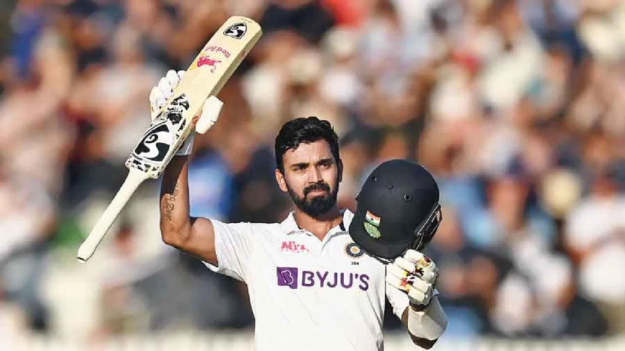 ಈ 18 ಇನಿಂಗ್ಸ್ಗಳಲ್ಲಿ ಕೆಎಲ್ ರಾಹುಲ್ ಬ್ಯಾಟ್ನಿಂದ 2 ಭರ್ಜರಿ ಶತಕಗಳು ಸಹ ಮೂಡಿಬಂದಿವೆ. ಹಾಗೆಯೇ ಒಂದು ಅರ್ಧಶತಕವನ್ನು ಸಹ ಬಾರಿಸಿದ್ದಾರೆ. ಅಷ್ಟೇ ಅಲ್ಲದೆ ಪ್ರಸ್ತುತ ಟೀಮ್ ಇಂಡಿಯಾದಲ್ಲಿರುವ ಬ್ಯಾಟರ್ಗಳ ಪಟ್ಟಿಯಲ್ಲಿ ಇಂಗ್ಲೆಂಡ್ ವಿರುದ್ಧ ಅತ್ಯಧಿಕ ರನ್ ಕಲೆಹಾಕಿದ ಭಾರತೀಯ ಬ್ಯಾಟರ್ ಕೂಡ ಕೆಎಲ್ ರಾಹುಲ್. ಇಂಗ್ಲೆಂಡ್ ವಿರುದ್ಧ ಈವರೆಗೆ 24 ಇನಿಂಗ್ಸ್ ಆಡಿರುವ ಕೆಎಲ್ ರಾಹುಲ್ ಒಟ್ಟು 955 ರನ್ ಕಲೆಹಾಕಿದ್ದಾರೆ.