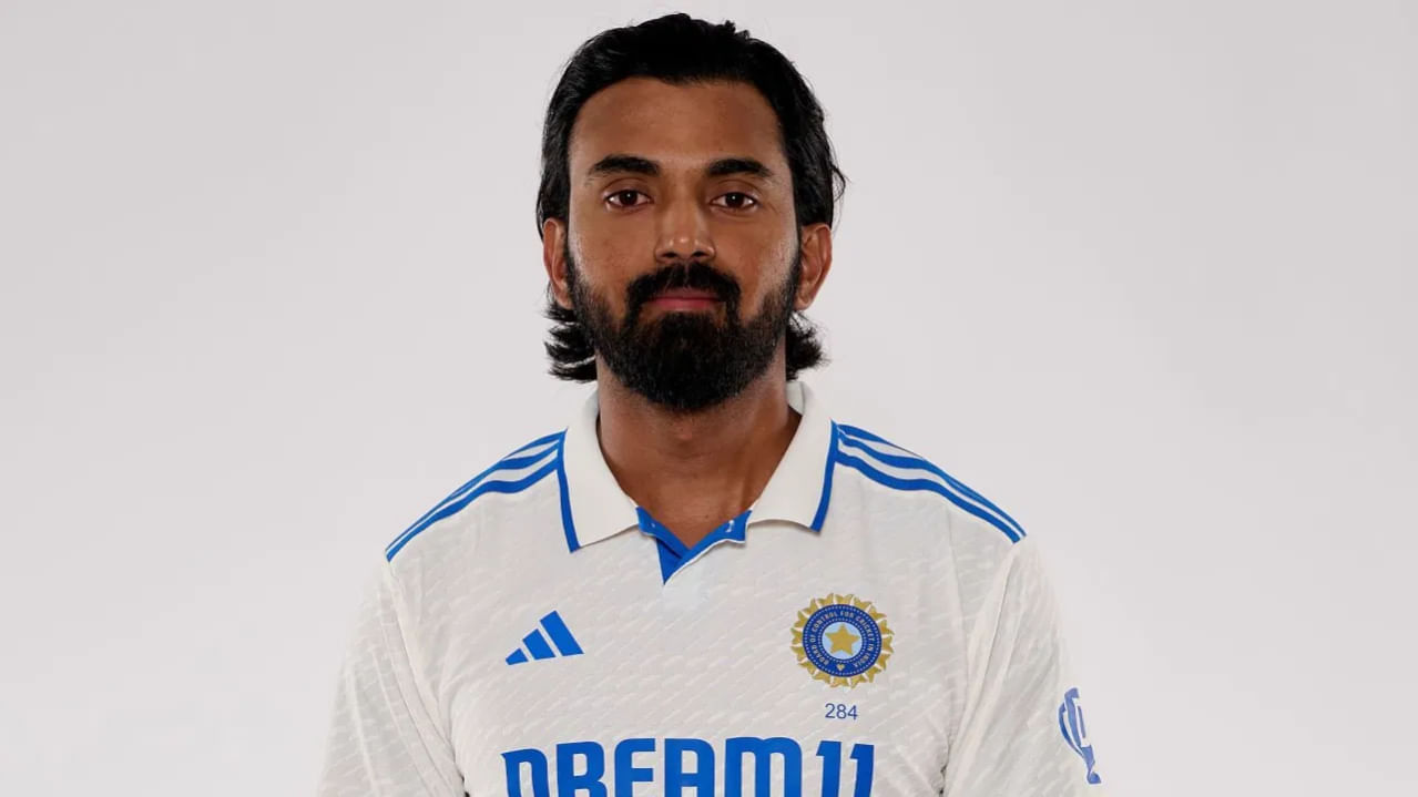 ಇಲ್ಲಿ ರೋಹಿತ್ ಶರ್ಮಾ ಬದಲಿಗೆ ಆರಂಭಿಕನಾಗಿ ಕಣಕ್ಕಿಳಿಯುವವರು ಯಾರು ಎಂಬ ಪ್ರಶ್ನೆಗೆ ಸದ್ಯ ಕೇಳಿ ಬರುತ್ತಿರುವ ಉತ್ತರ, ಕನ್ನಡಿಗ ಕೆಎಲ್ ರಾಹುಲ್. ಈ ಹಿಂದೆ ಟೀಮ್ ಇಂಡಿಯಾ ಪರ ಟೆಸ್ಟ್ನಲ್ಲಿ ಆರಂಭಿಕನಾಗಿ ಕಣಕ್ಕಿಳಿದಿರುವ ಅನುಭವ ಹೊಂದಿರುವ ರಾಹುಲ್ ಹಾಗೂ ಯಶಸ್ವಿ ಜೈಸ್ವಾಲ್ ಇನಿಂಗ್ಸ್ ಆರಂಭಿಸುವ ಸಾಧ್ಯತೆ ಹೆಚ್ಚಿದೆ. ಇದೇ ಕಾರಣದಿಂದಾಗಿ ಪ್ರಸ್ತುತ ನಡೆಯುತ್ತಿರುವ ಇಂಗ್ಲೆಂಡ್ ಲಯನ್ಸ್ ವಿರುದ್ಧದ ಪಂದ್ಯದಲ್ಲಿ ಭಾರತ ಎ ಪರ ಕೆಎಲ್ ರಾಹುಲ್ ಇನಿಂಗ್ಸ್ ಆರಂಭಿಸಿದ್ದಾರೆ ಎಂದು ತಿಳಿದು ಬಂದಿದೆ.