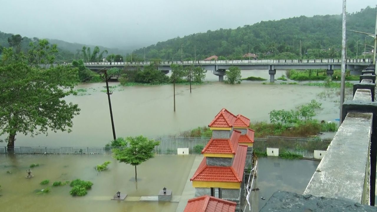 ಮಳೆ ಪ್ರತಾಪಕ್ಕೆ ಕಾವೇರಿ, ಲಕ್ಷ್ಮಣತೀರ್ಥ, ಗರಗಂದೂರು ನದಿಗಳು ಉಕ್ಕಿ ಹರಿಯುತ್ತಿದ್ದು, ಕೊಡಗಿನ ಭಾಗಮಂಡಲದ ತ್ರಿವೇಣಿ ಸಂಗಮ ಸಂಪೂರ್ಣ ಜಲಾವೃತಗೊಂಡಿದೆ. ಮೇಲ್ಸೇತುವೆ ಕೆಳಗಿನ ಅಂಗಡಿಗಳು ಕೂಡ ಜಾಲವೃತಗೊಂಡಿದ್ದು, ಅಂಗಡಿಯಲ್ಲಿದ್ದ ಸಾಮಗ್ರಿಗಳನ್ನು ವರ್ತಕರು ಬೇರೆಡೆಗೆ ಸಾಗಿಸಿದ್ದಾರೆ.