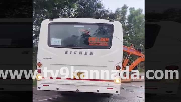 ಕೋಲಾರ: ಚಾಲಕನ ನಿಯಂತ್ರಣ ತಪ್ಪಿ ಡಿವೈಡರ್ಗೆ ಡಿಕ್ಕಿಯಾದ ಬಸ್, 20 ಜನ ಸ್ವಲ್ಪದರಲ್ಲೇ ಬಚಾವ್ ಕೋಲಾರ: ಚಾಲಕನ ನಿಯಂತ್ರಣ ತಪ್ಪಿ ಡಿವೈಡರ್ಗೆ ಡಿಕ್ಕಿಯಾದ ಬಸ್, 20 ಜನ ಸ್ವಲ್ಪದರಲ್ಲೇ ಬಚಾವ್