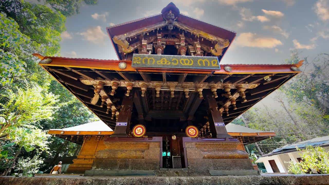 Kottyoor Shiva Temple: ವರ್ಷದಲ್ಲಿ ಕೇವಲ 28 ದಿನ ಮಾತ್ರ ಭಕ್ತರಿಗೆ ದರ್ಶನ ನೀಡುವ ಪ್ರಾಚೀನ ದೇವಾಲಯವಿದು Kottyoor Shiva Temple: ವರ್ಷದಲ್ಲಿ ಕೇವಲ 28 ದಿನ ಮಾತ್ರ ಭಕ್ತರಿಗೆ ದರ್ಶನ ನೀಡುವ ಪ್ರಾಚೀನ ದೇವಾಲಯವಿದು