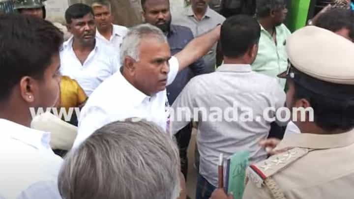 ಕೋಮುಲ್ ಚುನಾವಣೆ: ಕರ್ತವ್ಯನಿರತ ಪೊಲೀಸ್ ಸಿಬ್ಬಂದಿ ಮೇಲೆ ಮನಬಂದಂತೆ ರೇಗಾಡಿದ ಕಾಂಗ್ರೆಸ್ ಶಾಸಕ ನಂಜೇಗೌಡ ಕೋಮುಲ್ ಚುನಾವಣೆ: ಕರ್ತವ್ಯನಿರತ ಪೊಲೀಸ್ ಸಿಬ್ಬಂದಿ ಮೇಲೆ ಮನಬಂದಂತೆ ರೇಗಾಡಿದ ಕಾಂಗ್ರೆಸ್ ಶಾಸಕ ನಂಜೇಗೌಡ