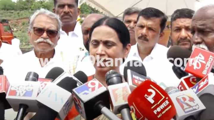 Bengaluru Stampede; ಅರ್ಸಿಬಿ ಮತ್ತು ಕೆಎಸ್ಸಿಎ ಒಂದೊಂದು ಕೋಟಿ ರೂ. ನೀಡಿದರೂ ಕಡಿಮೆ: ಲಕ್ಷ್ಮಿ ಹೆಬ್ಬಾಳ್ಕರ್ Bengaluru Stampede; ಅರ್ಸಿಬಿ ಮತ್ತು ಕೆಎಸ್ಸಿಎ ಒಂದೊಂದು ಕೋಟಿ ರೂ. ನೀಡಿದರೂ ಕಡಿಮೆ: ಲಕ್ಷ್ಮಿ ಹೆಬ್ಬಾಳ್ಕರ್