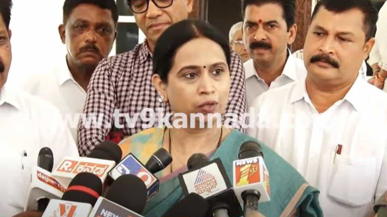 ಚಕ್ರವರ್ತಿ ಸೂಲಿಬೆಲೆ ವಾಕ್ ಸ್ವಾತಂತ್ರ್ಯಕ್ಕೆ ಅಡ್ಡಿಯಾಗಿಲ್ಲ, ಅದರೆ ಅವರು ಸುಳ್ಳಿನ ಚಕ್ರವರ್ತಿ ಅಂತ ಗೊತ್ತು: ಲಕ್ಷ್ಮಿ ಹೆಬ್ಬಾಳ್ಕರ್ ಚಕ್ರವರ್ತಿ ಸೂಲಿಬೆಲೆ ವಾಕ್ ಸ್ವಾತಂತ್ರ್ಯಕ್ಕೆ ಅಡ್ಡಿಯಾಗಿಲ್ಲ, ಅದರೆ ಅವರು ಸುಳ್ಳಿನ ಚಕ್ರವರ್ತಿ ಅಂತ ಗೊತ್ತು: ಲಕ್ಷ್ಮಿ ಹೆಬ್ಬಾಳ್ಕರ್