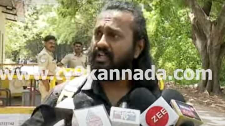 ಶಿವಣ್ಣ, ದರ್ಶನ್ ಅವರನ್ನು ನಿಂದಿಸಿದ್ದು ನಿಜವೇ? ಮನು ಹೇಳಿದ್ದೇನು? ಶಿವಣ್ಣ, ದರ್ಶನ್ ಅವರನ್ನು ನಿಂದಿಸಿದ್ದು ನಿಜವೇ? ಮನು ಹೇಳಿದ್ದೇನು?