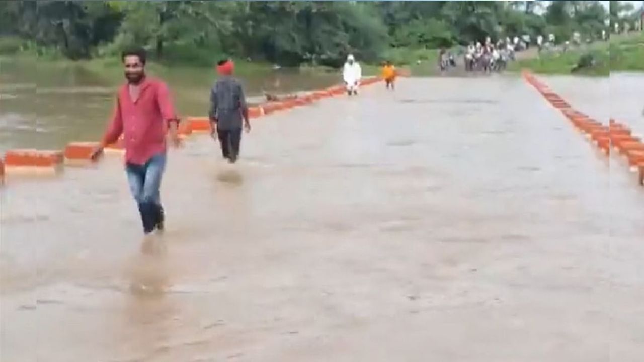 ಮಧ್ಯಪ್ರದೇಶದಲ್ಲಿ ಪ್ರವಾಹ; ಮೊಂಡು ಧೈರ್ಯದಿಂದ ಉಕ್ಕಿ ಹರಿಯುವ ನದಿ ದಾಟುತ್ತಿರುವ ಜನರು