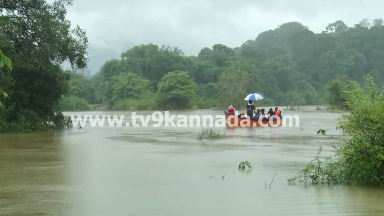 ಸಮುದ್ರದಂತೆ ಹರಡಿರುವ ಪ್ರವಾಹ. ಜೊತೆಗೆ ಬೋರ್ಗರೆಯುವ ಗಾಳಿ ಮಳೆ. ಅದೇ ಮಳೆ ಗಾಳಿಯ ಮಧ್ಯೆ ದೋಣಿಯಲ್ಲಿ ಪ್ರವಾಹ ದಾಟುವ ಸಾಹಸ. ಇದು ಕೊಡಗು ಜಿಲ್ಲೆಯ ಮಡಿಕೇರಿ
ತಾಲ್ಲೂಕಿನ ಬೇಂಗೂರು ಸಮೀಪದ ದೋಣಿಕಡವು ಗ್ರಾಮದ ಪರಿಸ್ಥಿತಿ.