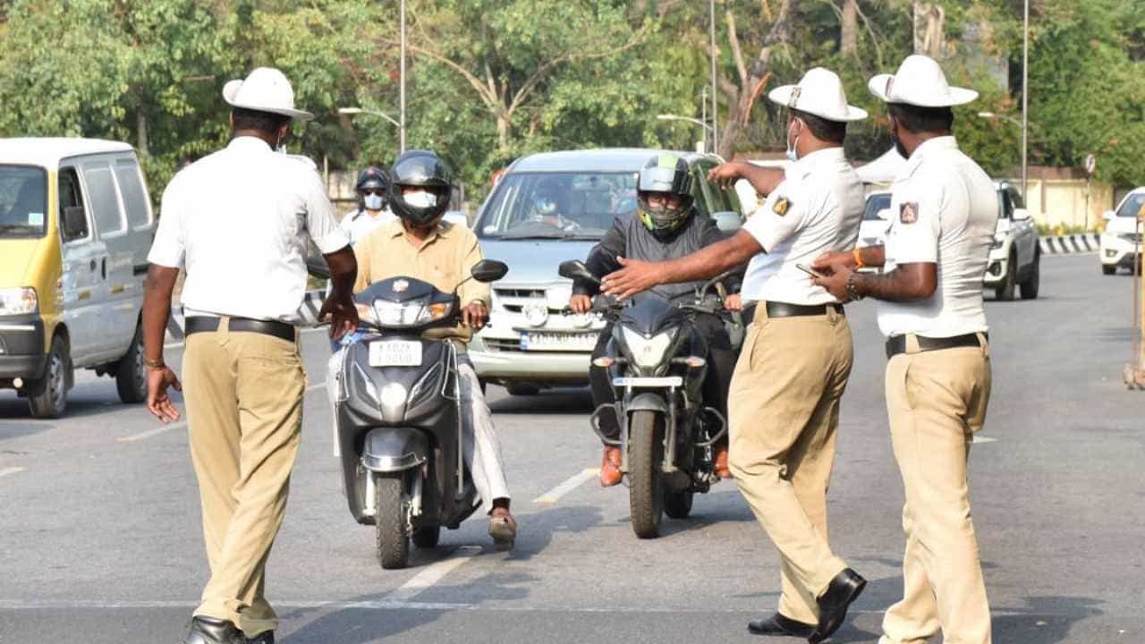 ಮಂಡ್ಯದಲ್ಲಿ ಮಗು ಸಾವಿನ ಬಳಿಕ ಎಚ್ಚೆತ್ತ ಪೊಲೀಸ್ ಇಲಾಖೆ: ಕಾರಣವಿಲ್ಲದೇ ವಾಹನ ತಡೆಯುವಂತ್ತಿಲ್ಲ, ಡಿಜಿಪಿ ಸೂಚನೆ ಮಂಡ್ಯದಲ್ಲಿ ಮಗು ಸಾವಿನ ಬಳಿಕ ಎಚ್ಚೆತ್ತ ಪೊಲೀಸ್ ಇಲಾಖೆ: ಕಾರಣವಿಲ್ಲದೇ ವಾಹನ ತಡೆಯುವಂತ್ತಿಲ್ಲ, ಡಿಜಿಪಿ ಸೂಚನೆ