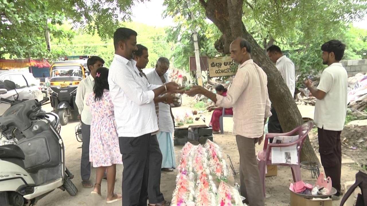 ನಿನ್ನೆ ಮತ್ತು ಇವತ್ತು ಜನ ಮುಗಿ ಬಿದ್ದು ಮಣ್ಣೆತ್ತುಗಳನ್ನು ಖರೀದಿ ಮಾಡಿದ್ದಾರೆ. ಜೋಡಿ ಮಣ್ಣೆತ್ತುಗಳು 40 ರೂ.ಯಿಂದ 600 ರೂ. ವರೆಗೂ ಮಾರುಕಟ್ಟೆಯಲ್ಲಿ ಮಾರಾಟವಾಗುತ್ತಿವೆ. ಎರಡು ದಿನಕ್ಕೆ ಮಾತ್ರ ಎತ್ತುಗಳ ಮಾರಾಟ ವ್ಯಾಪಾರ ನಡೆಯುವುದ್ದರಿಂದ ವ್ಯಾಪರ ಜೋರಾಗಿ ನಡೆಯುತ್ತೆ ಎನ್ನುತ್ತಾರೆ ಕುಂಬಾರರು.